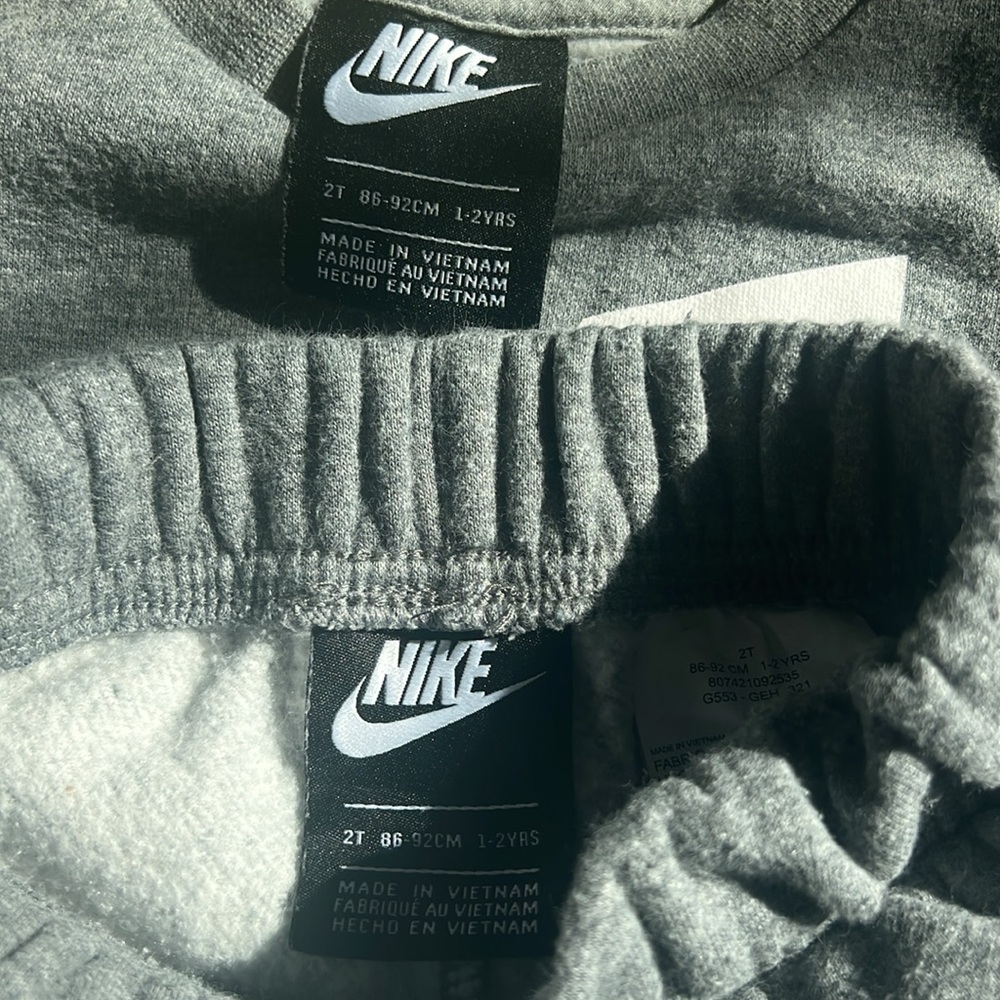 Nike Kids Matching Set in Gray and White - Picture 6 of 7